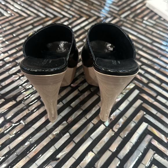 Gucci Black Patent Leather Hysteria Platform Clogs - Picture 3 of 11